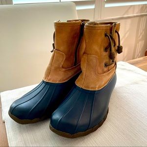 Sperry duck boots. Tan + Navy. Inner zipper allows for easy on-off. GUC.